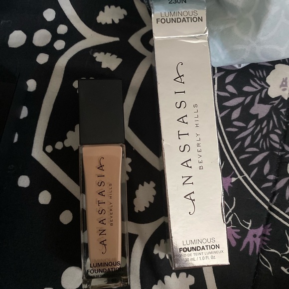 Anastasia Luminous Foundation shade 230 N - Picture 2 of 4